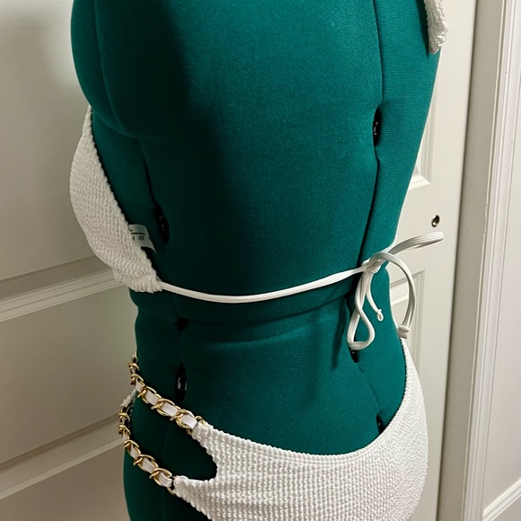 White Textured XL Bikini w/Chain Accents, Coordinated Layered Gold Tone Necklace - Picture 8 of 10